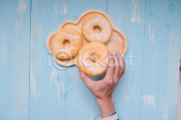 달콤 신체부위 JPG 포토 하이앵글 해외이미지 나무접시 도넛 들기 손 실내 파란배경