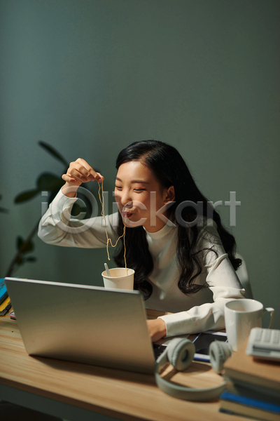 동양인 성인 성인여자한명만 여자 한명 JPG 옆모습 포토 해외이미지 노트북 들기 먹기 비즈니스우먼 상반신 식사 실내 야근 웃음 장난 컵라면