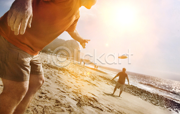 시원함 휴식 두명 성인 성인남자만 JPG 앞모습 옆모습 포토 해외이미지 던지기 들기 바다 바캉스 상반신 서기 야외 여름휴가 전신 주간 태양 프리스비 해변 햇빛