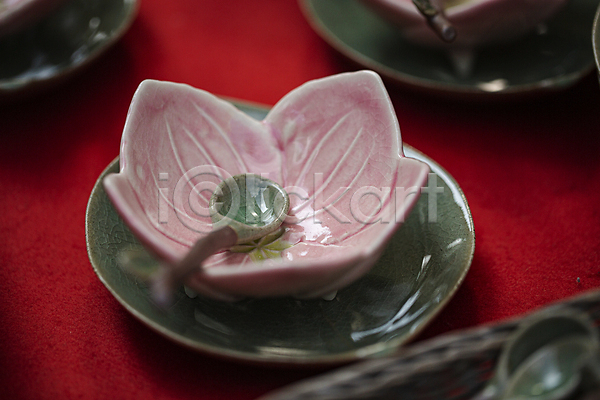 사람없음 JPG 포토 그릇 그릇받침대 모양 빨간배경 숟가락 실내 연꽃(꽃) 일본 일본문화