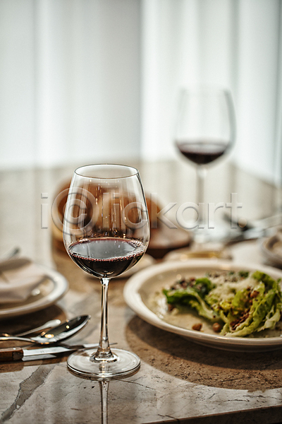 분위기 사람없음 JPG 아웃포커스 포토 나이프 레스토랑 반사 숟가락 식탁 실내 와인 와인잔 음식 저녁식사 접시