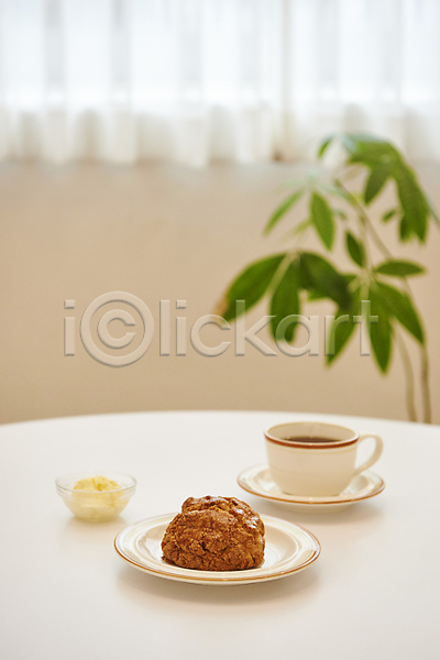 달콤 사람없음 JPG 포토 디저트 빵 스콘 식탁 실내 접시 차받침대 찻잔 크림 홍차