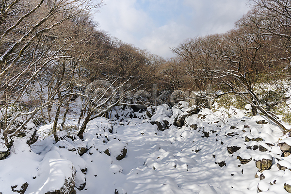 사람없음 JPG 포토 겨울 겨울풍경 계곡 구름(자연) 나무 눈(날씨) 눈덮임 돌(바위) 산속 설경 야외 제주도 주간 하늘 한라산