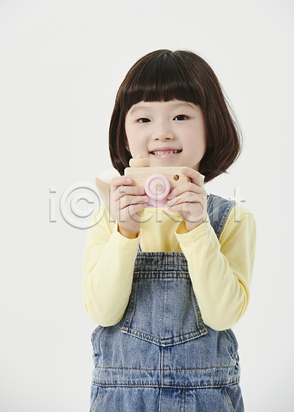 소녀(어린이) 소녀한명만 어린이 여자 한국인 한명 JPG 앞모습 포토 들기 미소(표정) 상반신 스튜디오촬영 어린이라이프 응시 장난감 토이카메라 흰배경