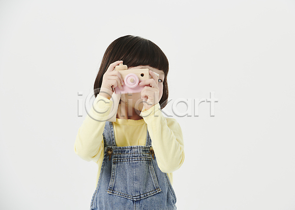 소녀(어린이) 소녀한명만 어린이 여자 한국인 한명 JPG 앞모습 포토 들기 사진촬영 상반신 스튜디오촬영 어린이라이프 얼굴가리기 응시 장난감 토이카메라 흰배경