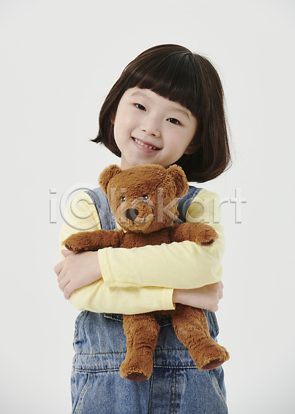 소녀(어린이) 소녀한명만 어린이 여자 한국인 한명 JPG 앞모습 포토 곰인형 상반신 스튜디오촬영 안기 어린이라이프 웃음 응시 흰배경