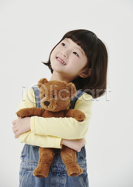 소녀(어린이) 소녀한명만 어린이 여자 한국인 한명 JPG 앞모습 포토 곰인형 미소(표정) 상반신 스튜디오촬영 안기 어린이라이프 올려보기 응시 흰배경