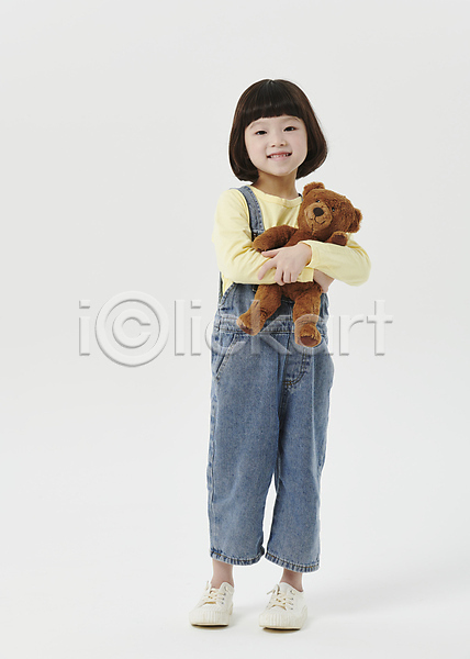 소녀(어린이) 소녀한명만 어린이 여자 한국인 한명 JPG 앞모습 포토 곰인형 미소(표정) 서기 스튜디오촬영 안기 어린이라이프 응시 전신 흰배경