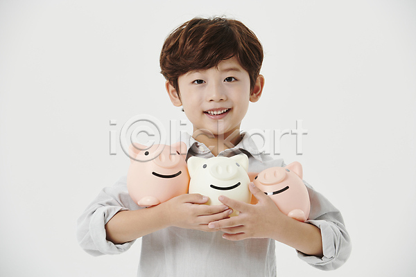 남자 소년 소년한명만 어린이 한국인 한명 JPG 앞모습 포토 돼지저금통 들기 미소(표정) 상반신 세개 스튜디오촬영 어린이라이프 응시 흰배경