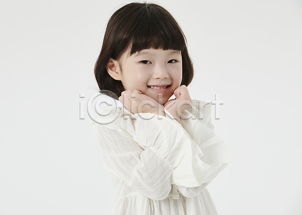 귀여움 소녀(어린이) 소녀한명만 어린이 여자 한국인 한명 JPG 앞모습 포토 미소(표정) 상반신 손짓 스튜디오촬영 어린이라이프 응시 포즈 흰배경