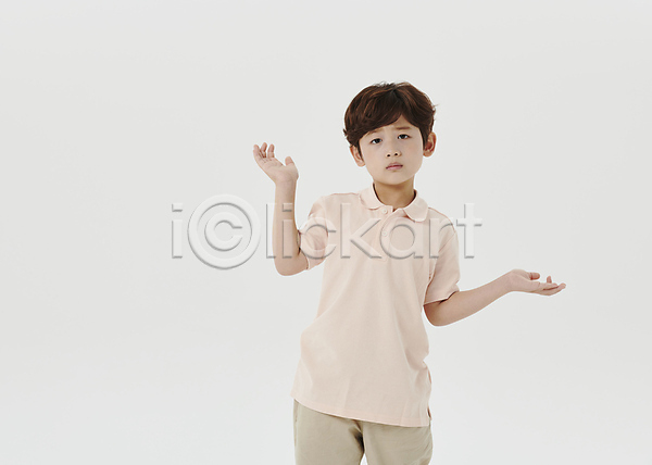 의문 호기심 남자 소년 소년한명만 어린이 한국인 한명 JPG 앞모습 포토 상반신 손들기 스튜디오촬영 어린이라이프 응시 포즈 헷갈림 흰배경