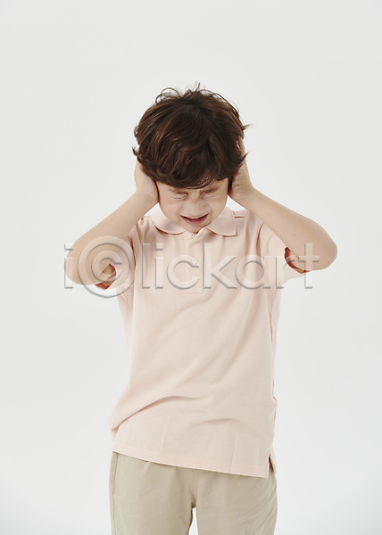 짜증 남자 소년 소년한명만 어린이 한국인 한명 JPG 앞모습 포토 귀막기 상반신 스튜디오촬영 시끄러움 어린이라이프 찡그림 흰배경