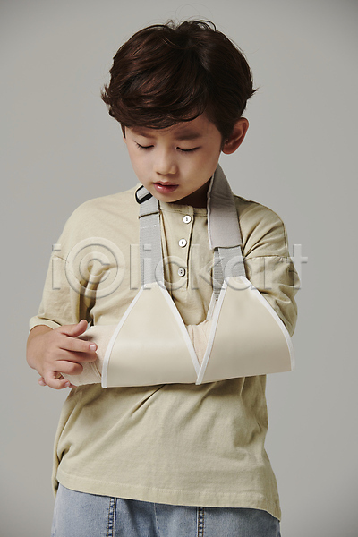 고통 남자 소년 소년한명만 어린이 한국인 한명 JPG 앞모습 포토 깁스 상반신 스튜디오촬영 안전사고 어린이라이프 응시 회색배경 힘듦
