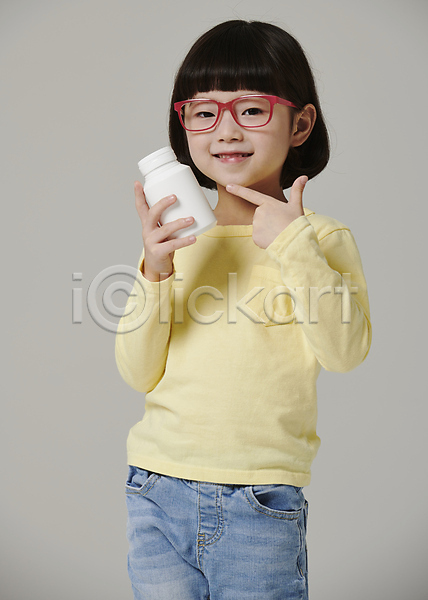 소녀(어린이) 소녀한명만 어린이 여자 한국인 한명 JPG 앞모습 포토 가리킴 들기 미소(표정) 상반신 스튜디오촬영 안경 안경낌 약 약병 어린이라이프 응시 회색배경