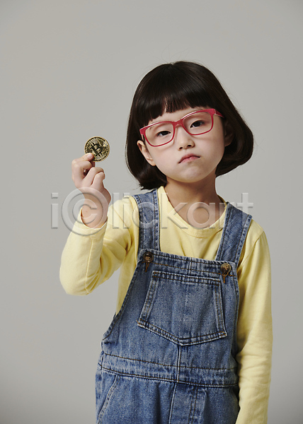 소녀(어린이) 소녀한명만 어린이 여자 한국인 한명 JPG 앞모습 포토 가상화폐 들기 모형 상반신 스튜디오촬영 안경 안경낌 어린이라이프 응시 회색배경