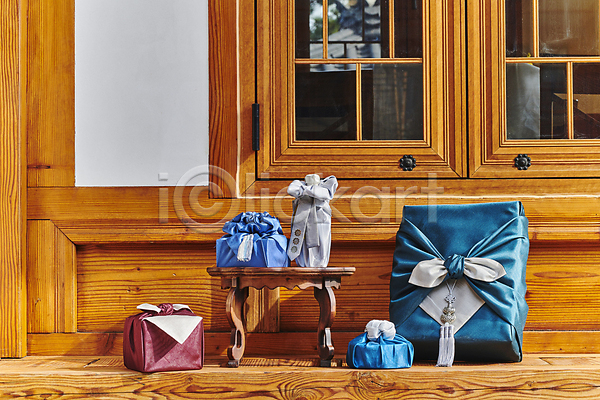 사람없음 JPG 포토 노리개 명절 명절선물 보자기(천) 선물 선물상자 선물세트 선물포장 소반 야외 전통문화 주간 툇마루 한국전통