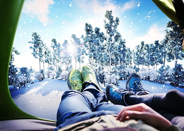 휴식 20대 남자 두명 성인 성인만 여자 한국인 PSD 편집이미지 겨울 겨울캠프 겨울풍경 구름(자연) 나무 눈내림 눈덮임 눕기 운동화 캠핑 텐트 하늘 하반신 햇빛