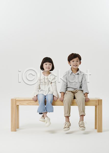 남자 두명 소녀(어린이) 소년 어린이 어린이만 여자 한국인 JPG 앞모습 포토 나무의자 남매 미소(표정) 스튜디오촬영 앉기 어린이라이프 응시 장의자 전신 흰배경