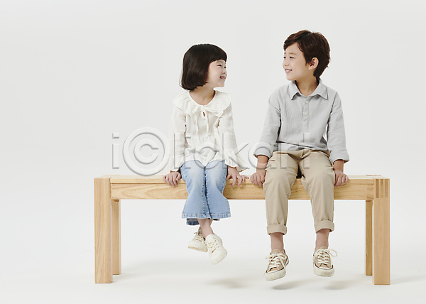 남자 두명 소녀(어린이) 소년 어린이 어린이만 여자 한국인 JPG 앞모습 포토 나무의자 남매 마주보기 미소(표정) 스튜디오촬영 앉기 어린이라이프 응시 장의자 전신 흰배경