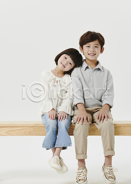 남자 두명 소녀(어린이) 소년 어린이 어린이만 여자 한국인 JPG 앞모습 포토 기댐 나무의자 남매 미소(표정) 스튜디오촬영 앉기 어린이라이프 응시 장의자 전신 흰배경