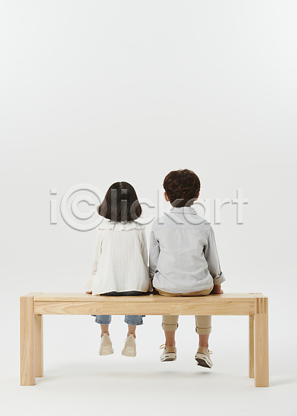 남자 두명 소녀(어린이) 소년 어린이 어린이만 여자 한국인 JPG 뒷모습 포토 나무의자 남매 스튜디오촬영 앉기 어린이라이프 장의자 전신 흰배경