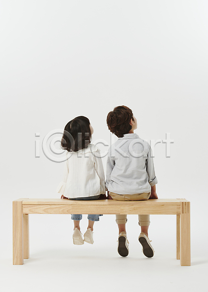 남자 두명 소녀(어린이) 소년 어린이 어린이만 여자 한국인 JPG 뒷모습 포토 나무의자 남매 스튜디오촬영 앉기 어린이라이프 올려보기 장의자 전신 흰배경
