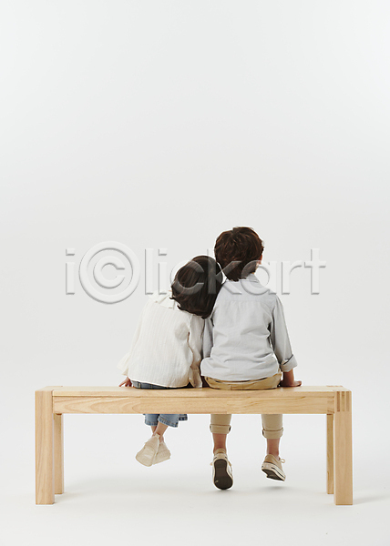 남자 두명 소녀(어린이) 소년 어린이 어린이만 여자 한국인 JPG 뒷모습 포토 기댐 나무의자 남매 스튜디오촬영 앉기 어린이라이프 장의자 전신 흰배경
