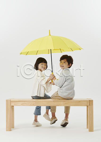 남자 두명 소녀(어린이) 소년 어린이 어린이만 여자 한국인 JPG 뒷모습 옆모습 포토 나무의자 남매 뒤돌아보기 들기 미소(표정) 스튜디오촬영 앉기 어린이라이프 우산 응시 잡기 장의자 전신 흰배경