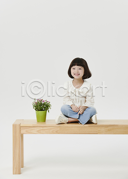 소녀(어린이) 소녀한명만 어린이 여자 한국인 한명 JPG 앞모습 포토 가부좌 나무의자 미소(표정) 스튜디오촬영 앉기 어린이라이프 응시 장의자 전신 화분 흰배경