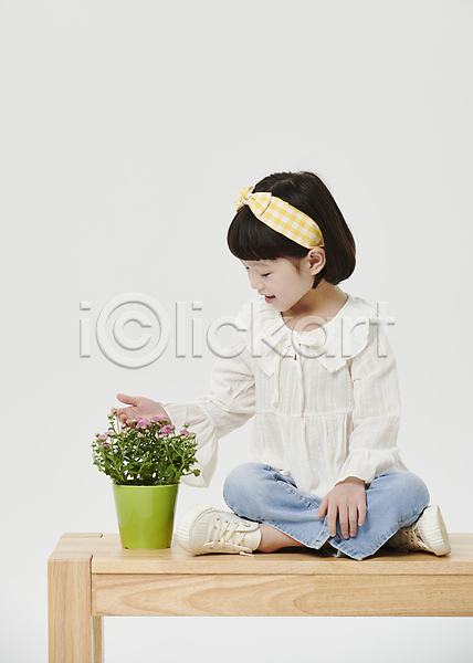 소녀(어린이) 소녀한명만 어린이 여자 한국인 한명 JPG 앞모습 포토 가부좌 나무의자 만지기 머리띠 미소(표정) 스튜디오촬영 앉기 어린이라이프 응시 장의자 전신 화분 흰배경
