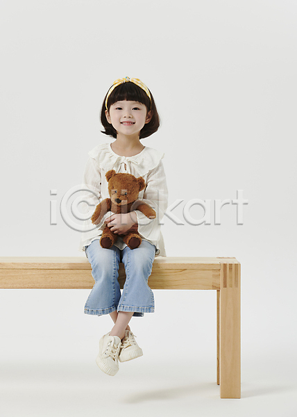 소녀(어린이) 소녀한명만 어린이 여자 한국인 한명 JPG 앞모습 포토 곰인형 나무의자 머리띠 미소(표정) 스튜디오촬영 안기 앉기 어린이라이프 응시 장의자 전신 흰배경