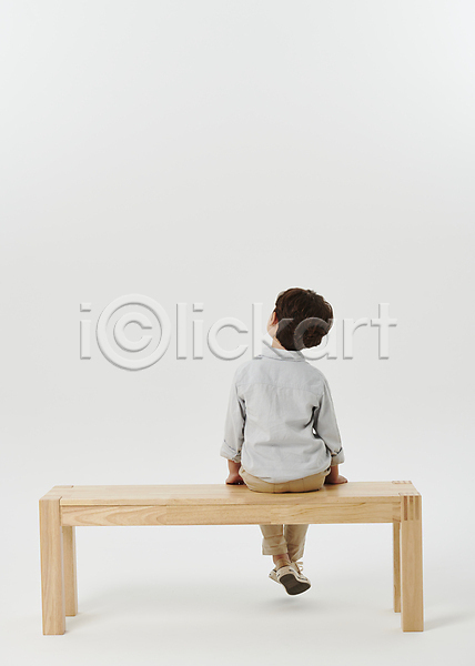 남자 소년 소년한명만 어린이 한국인 한명 JPG 뒷모습 포토 나무의자 스튜디오촬영 앉기 어린이라이프 올려보기 장의자 전신 흰배경