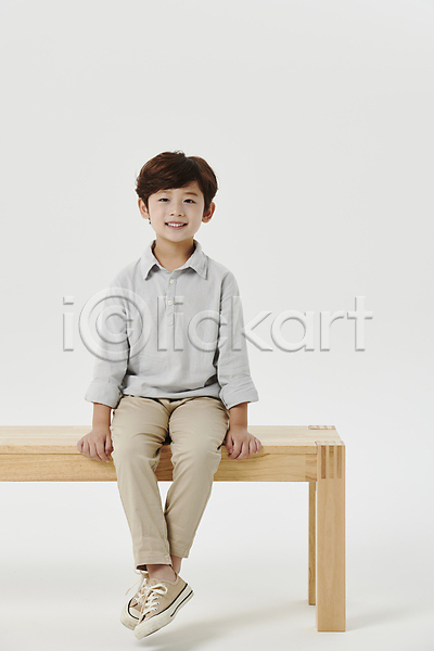 남자 소년 소년한명만 어린이 한국인 한명 JPG 앞모습 포토 나무의자 미소(표정) 스튜디오촬영 앉기 어린이라이프 응시 장의자 전신 흰배경