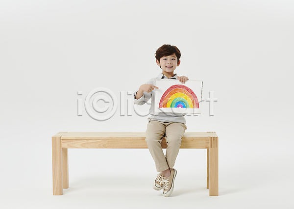 남자 소년 소년한명만 어린이 한국인 한명 JPG 앞모습 포토 가리킴 그림 나무의자 들기 무지개 미소(표정) 스케치북 스튜디오촬영 앉기 어린이라이프 응시 장의자 전신 흰배경