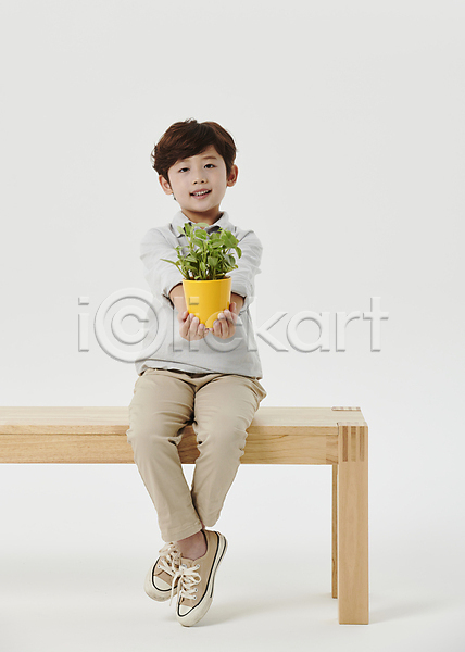 남자 소년 소년한명만 어린이 한국인 한명 JPG 앞모습 포토 나무의자 들기 미소(표정) 스튜디오촬영 앉기 어린이라이프 응시 장의자 전신 주기 화분 흰배경
