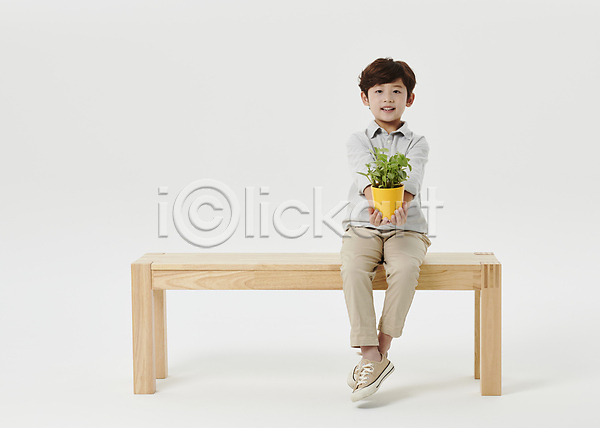 남자 소년 소년한명만 어린이 한국인 한명 JPG 앞모습 포토 나무의자 들기 미소(표정) 스튜디오촬영 앉기 어린이라이프 응시 장의자 전신 주기 화분 흰배경