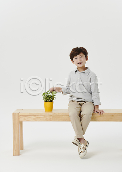 남자 소년 소년한명만 어린이 한국인 한명 JPG 앞모습 포토 나무의자 만지기 미소(표정) 스튜디오촬영 앉기 어린이라이프 응시 장의자 전신 화분 흰배경