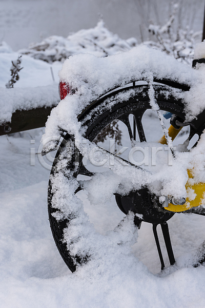 사람없음 JPG 근접촬영 포토 겨울풍경 공유자전거 눈(날씨) 눈덮임 설경 야외 자전거 자전거바퀴 주간