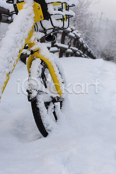 사람없음 JPG 근접촬영 포토 겨울풍경 공유자전거 나무울타리 눈(날씨) 눈덮임 설경 야외 자전거 주간