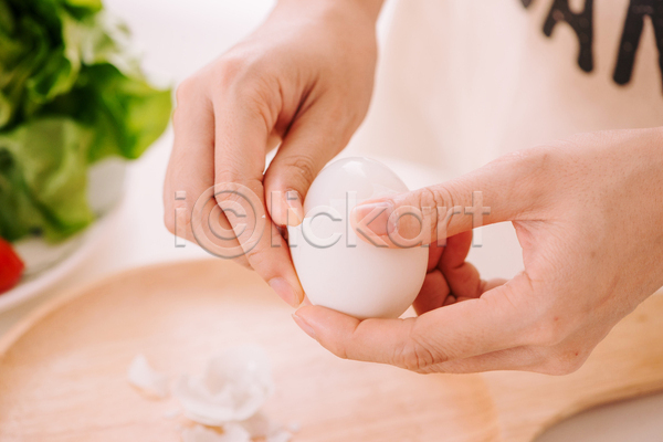 신체부위 JPG 아웃포커스 포토 해외이미지 계란껍데기 들기 삶은계란 손 실내 요리 잡기 재료손질