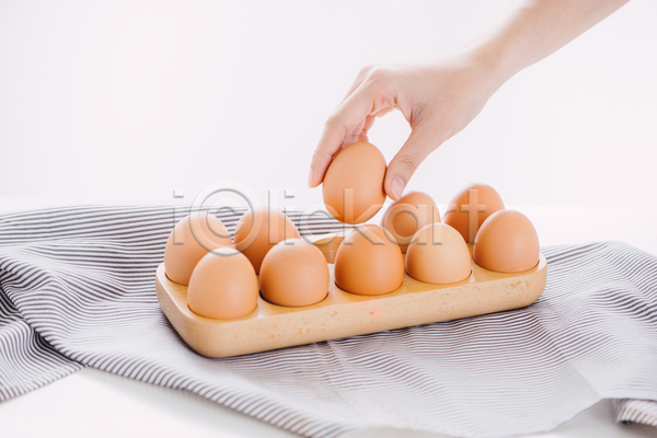 사람없음 신체부위 JPG 포토 해외이미지 계란 계란판 들기 손 식탁보 실내 흰배경
