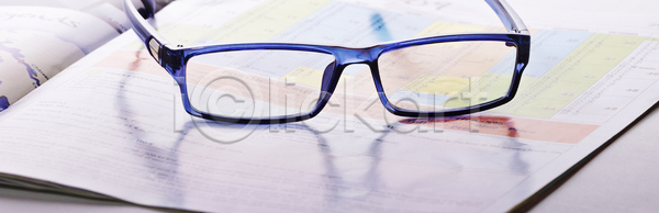 사람없음 JPG 포토 해외이미지 가로 광학 뉴스 독서 문서 문학 비전 비즈니스 시력 싱글 안경 유행 인쇄 자료 잡지 정보 종이 투명 파란색 페이지 플라스틱 해외포토