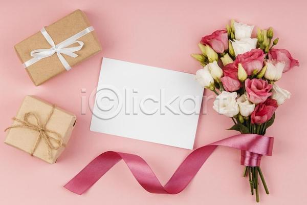 사람없음 JPG 포토 하이앵글 해외이미지 꽃 꽃다발 리본 분홍색배경 선물상자 실내 장미 종이