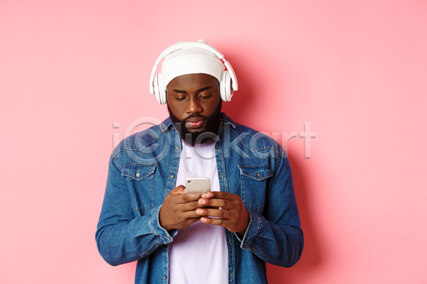남자 성인 성인남자한명만 한명 흑인 JPG 앞모습 포토 해외이미지 들기 상반신 스마트폰 실내 음악감상 헤드셋