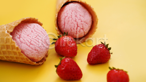 사람없음 JPG 포토 해외이미지 노란배경 두개 딸기 콘아이스크림