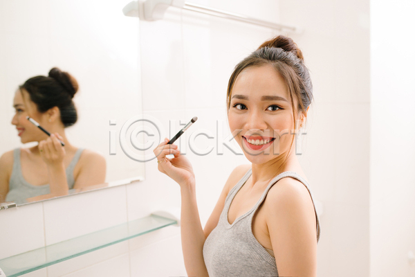 동양인 성인 성인여자한명만 여자 한명 JPG 옆모습 포토 해외이미지 거울 들기 메이크업브러쉬 반사 뷰티 상반신 실내 욕실 응시 화장 화장실