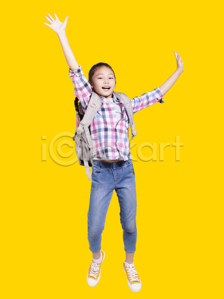 스마트 행복 10대 십대여자한명만 여자 한명 JPG 앞모습 포토 해외이미지 가방 노란배경 만세 미소(표정) 셔츠 손들기 전신 점프 체크무늬 학생
