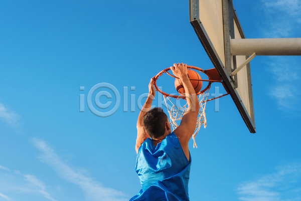 청춘(젊음) 남자 성인 성인남자한명만 한명 JPG 포토 해외이미지 농구 농구공 농구대 덩크슛 상반신 야외 잡기 점프 주간 하늘