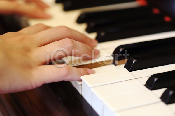 신체부위 JPG 포토 해외이미지 손 실내 연주 피아노(악기) 피아노건반 피아니스트