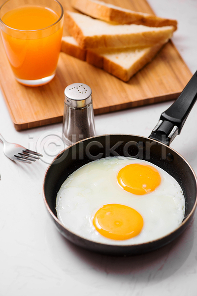 사람없음 JPG 포토 해외이미지 계란프라이 나무도마 식빵 실내 오렌지주스 잔 포크 프라이팬 후추통 흰배경